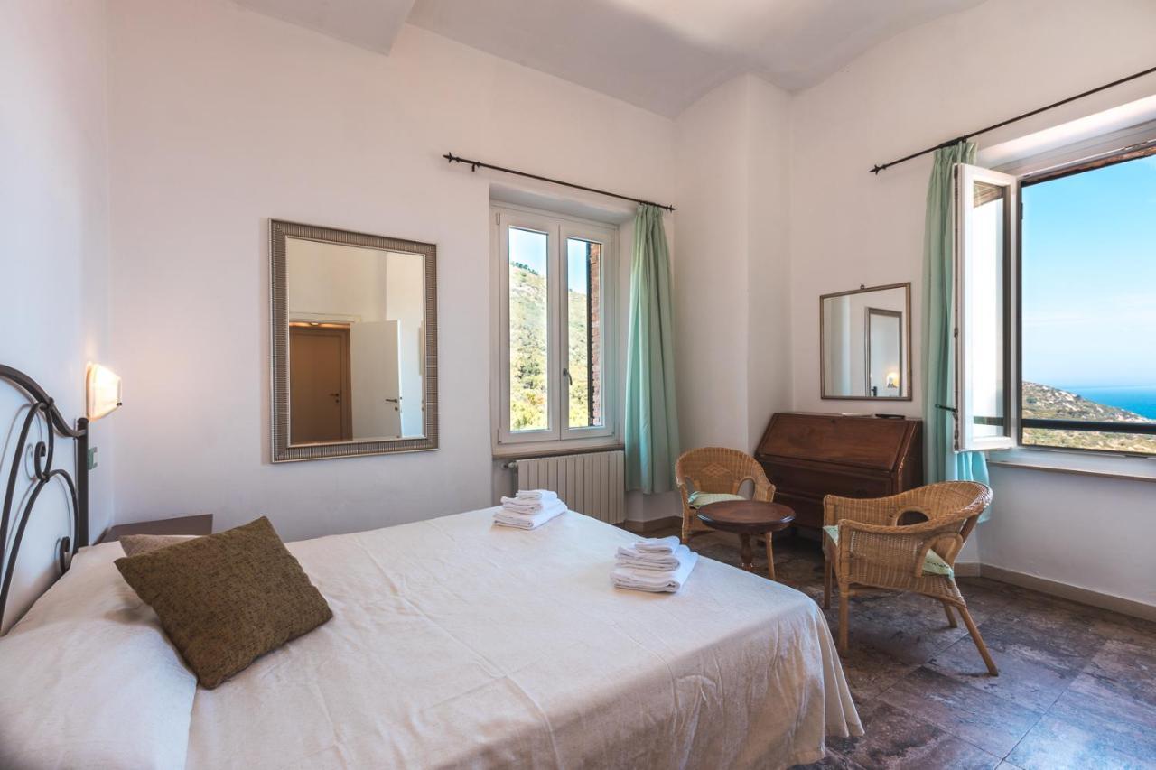 Hotel Castello Monticello Джилио Порто Екстериор снимка